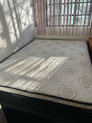 Vende se Cama de Casal box com Baú e Colchão