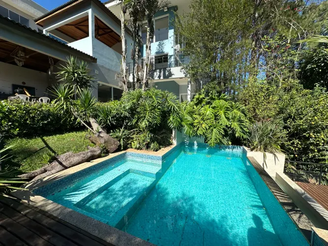 Casa em condomínio fechado porteira fechada.