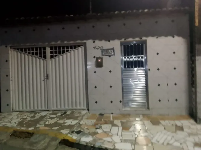 vende-se casa no jk de frente a policlínica 