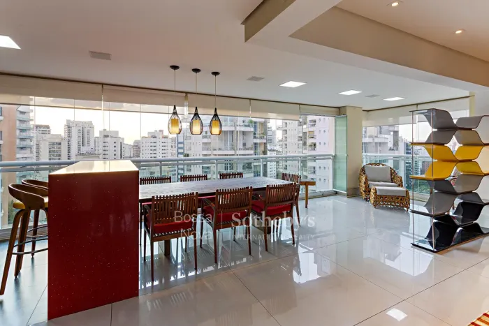 Apartamento na Vila Nova Conceição com 2 suítes e 3 vagas de garagem