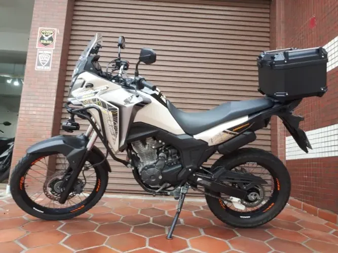 Honda XRE 300 Sahara ADV 2025.