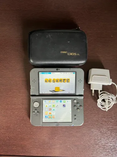 Nintendo New 3DS XL + SD 32GB + Case de Transporte + Carregador + Caneta Stylus