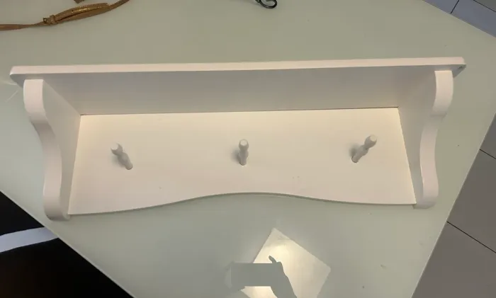 Prateleira provençal em MDF com 3 pinos cabideiros