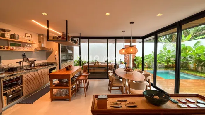 Casa em Condomínio para comprar ou alugar com 179m², 4 quartos, 4 suítes, 2 vagas no bairr