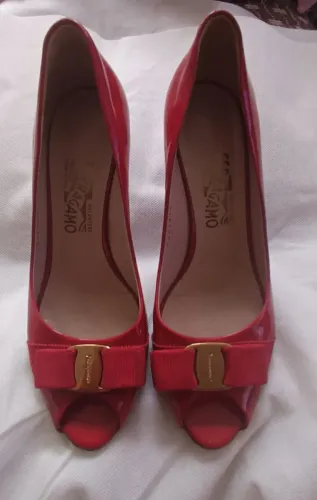 Sapato peep toe da grife internacional Salvatore Ferragamo, tamanho 38,