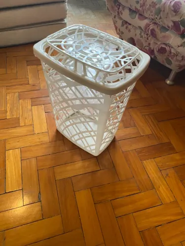 Cesto de roupa plástico