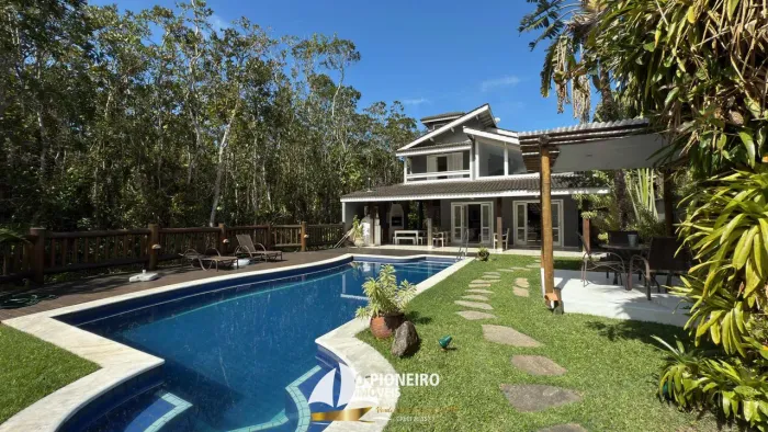 Casa de condomínio na Praia da Baleia, para venda e locação.