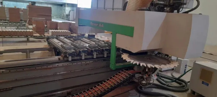 Centro de usinagem marca Biesse modelo Rover A 4.55 com 4 eixos. 24 posições de magazine.