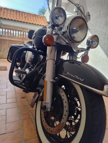 Vendo Harley-Davidson, documentos em dia e em meu nome, toda revisada.