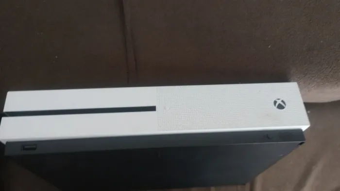 XBOX ONE S 1TB + CONTROLE DE BRINDE 