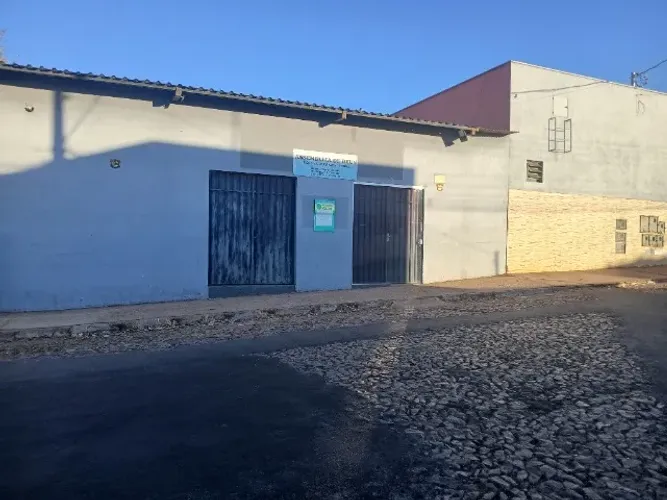 Três lojas comerciais alugadas.