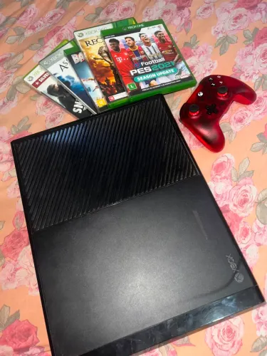 XBOX ONE COM JOGOS NA MEMÓRIA INTERNA E JOGOS FÍSICO