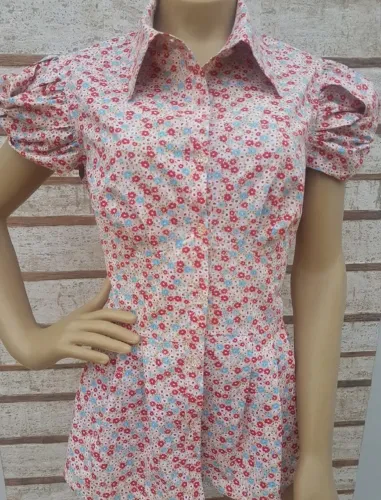 Blusa feminina estampa florzinha vermelha