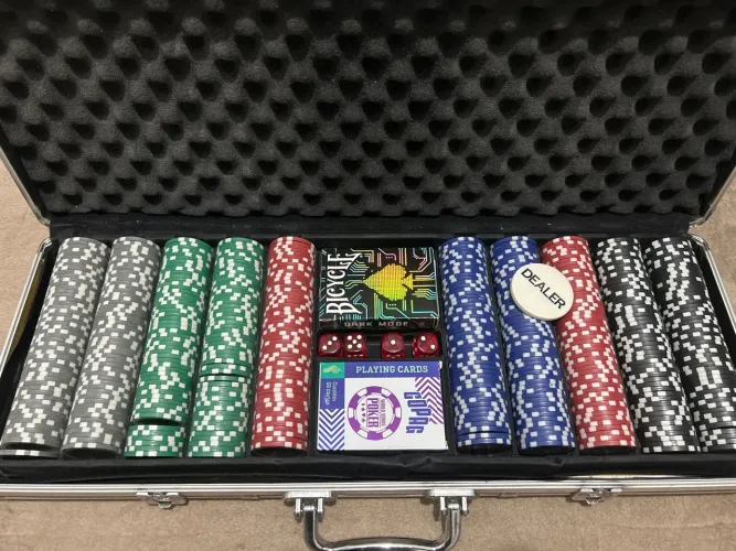 Maleta de poker 500 peças + 2 baralhos