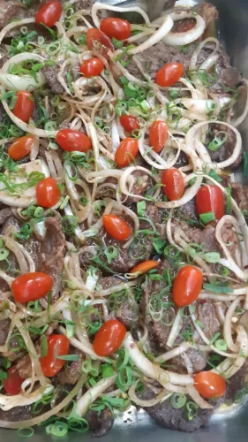Auxiliar de cozinha (O) e Cozinheiro (O), ambos com experiência. Segunda à sexta