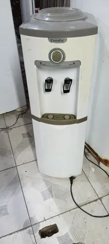 Vendo geladeira, freezer e bebedouro semi novos!!