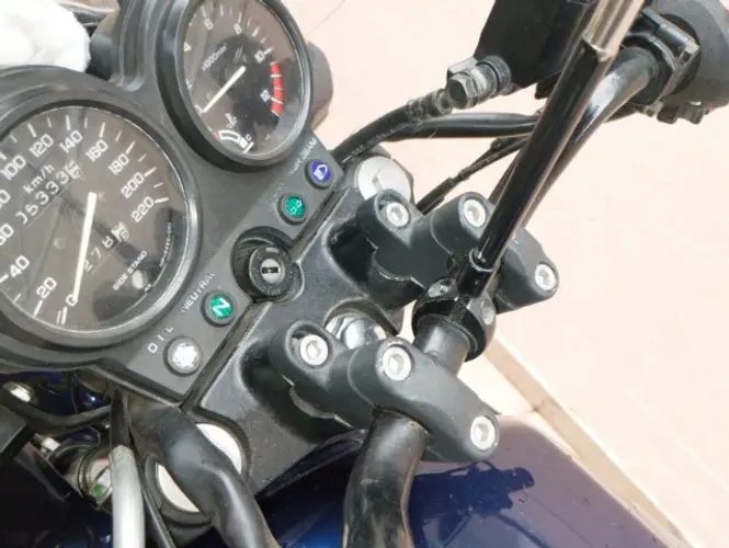 Honda CB 500 em perfeitas condições de uso, sem detalhes