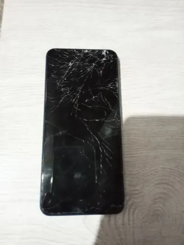 Celular para tirar peças, muito bom, nunca deu defeito, e a saúde da bateria está ótima