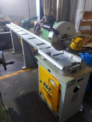 Serra para alumínio com alimentador 