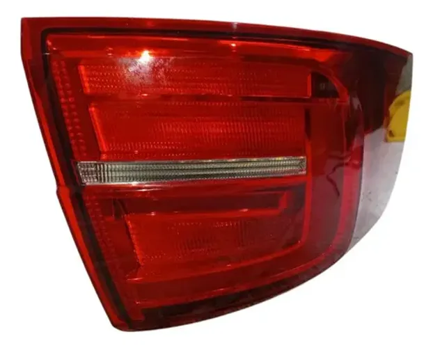 Lanterna Traseira Esquerda Volkswagen Jetta Highline 2016 Vermelha 2.0 Turbo