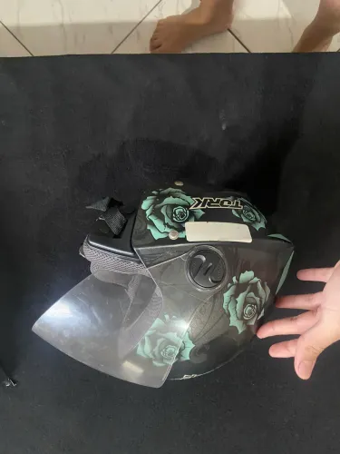 Capacete feminino aberto