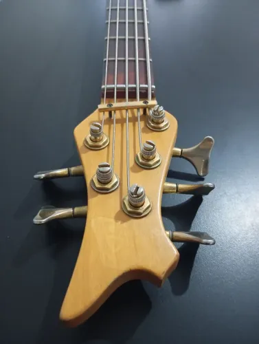 Contra Baixo de Luthier com circuito D'OLIVEIRA
