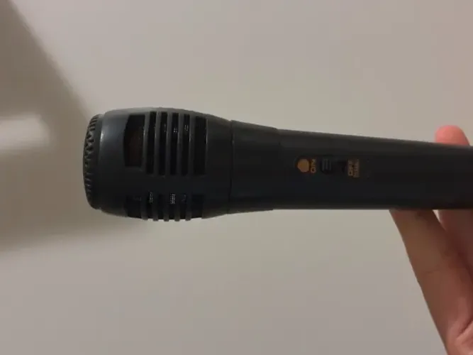 Microfone com Fio (Ótimo para Karaokê e Reuniões)