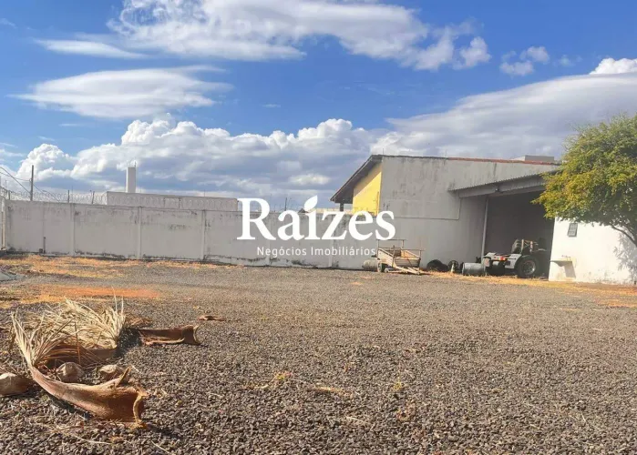 Área Comercial Umuarama 1.105 m2, Próximo ao HC e Excelente para Lojas Caminhões e Maquiná