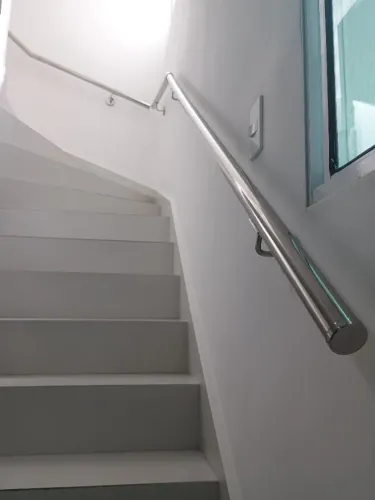 Corrimão de inox para parede proteção previna Quedasuedas