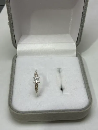 Solitário de prata com pedras de zircone. Tamanho 13. 