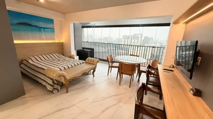 Apartamento totalmente mobiliado em andar alto com vista livre, ar-condicionado e lazer co