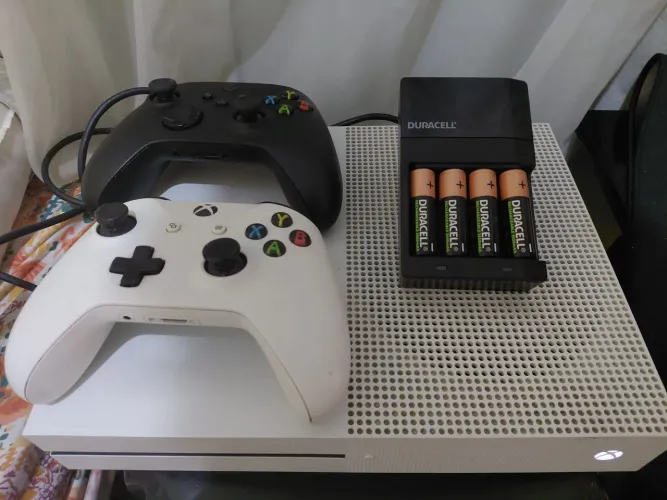 Xbox one s, 1tb, branco, 2 controles + jogo + 4 pilhas duracell com carregador original.