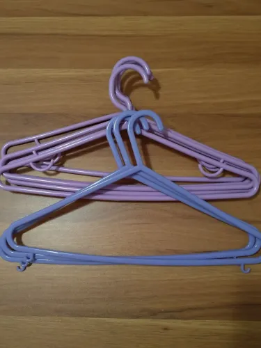 8 Cabides de plástico lilás e azul