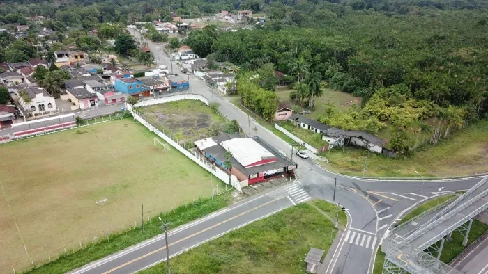 Imóvel com amplo estacionamento retorno da rodovia Regis Bitencourt