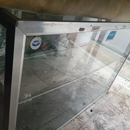 Vitrini com bordas de alumínio 