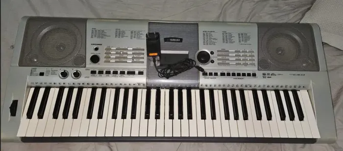 Teclado Yamaha PSR-E403 (61 Teclas Sensitivas)