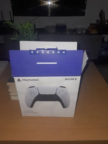 Vende-se alguns Itens PS5 e PS4, 6 jogos 4 de PS4 compatíveis com PS5, e 2 jogos de PS5.