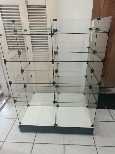 Vitrine duas em uma , altura 1.16cm largura 83cm de frente e de trás são o mesmo tamanho.