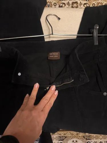 Calça de veludo preto cotelê da marca Mixed