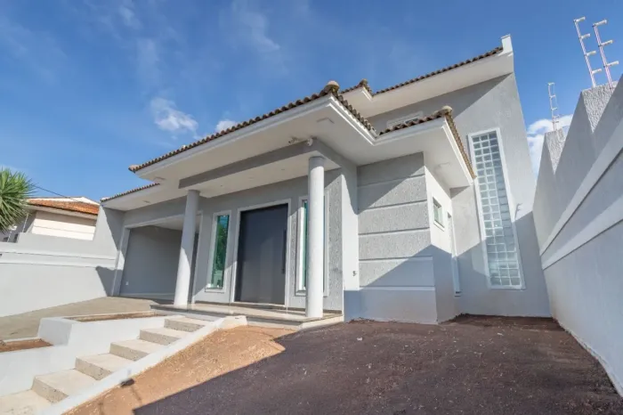 Casa à Venda, Uvaranas, Alto Padrão, Piscina, 3 Suítes, Ponta Grossa