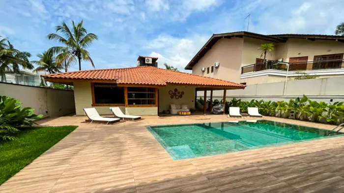 Casa térrea nova à venda no Condomínio Jardim Acapulco na praia do Guarujá