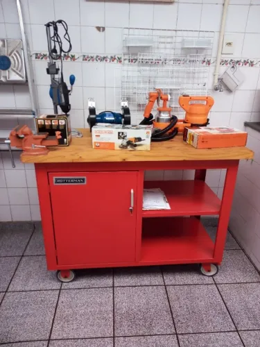 Bancada de trabalho móvel com com uma porta e uma prateleira