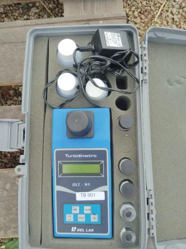 Vendo Turbidímetro Del Lab modelo DLT-WV para análise de turbidez da água.