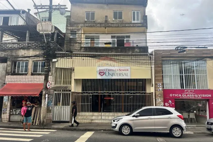 Aluga-se Galpão Comercial Acessível em IAPI Salvador!