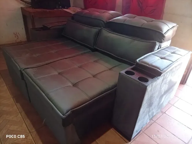 Sofá Bariloche retrátil e reclinável com porta-copos tecido veludo