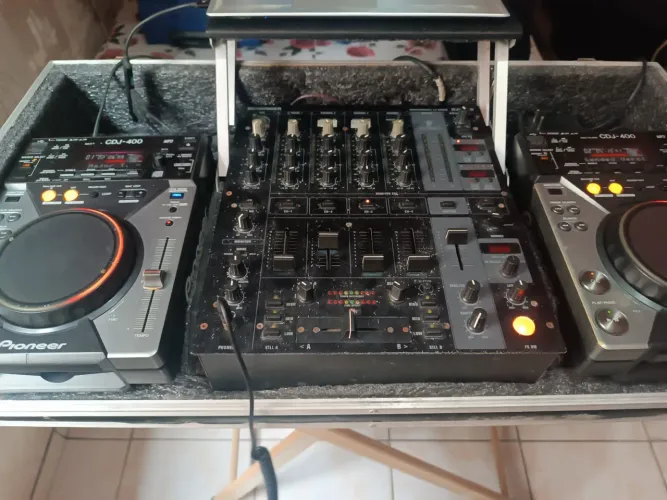 Vendo par de CDJ 400 Pioneer com Mixer Behringer.