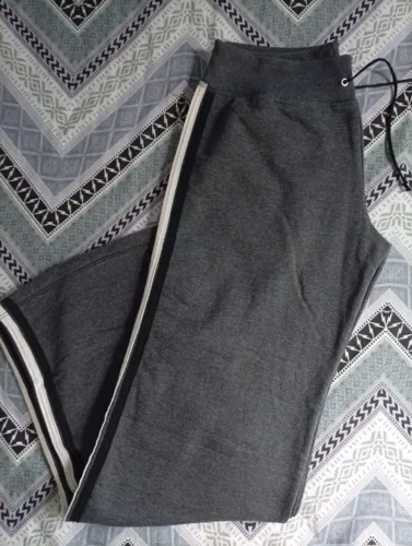 Calça moletom com listras laterais