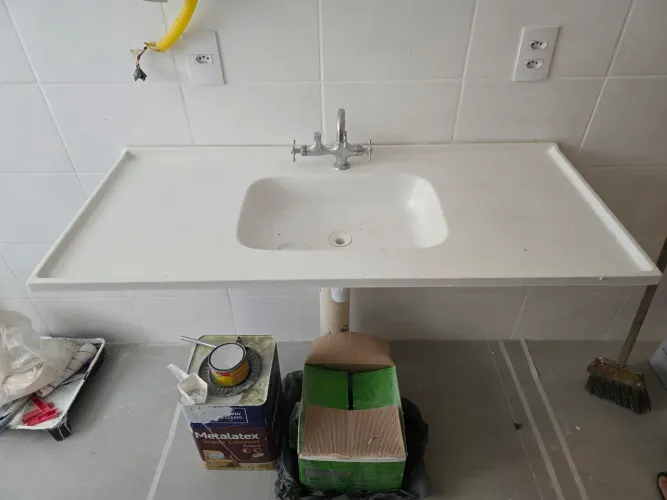 Pia de cozinha com torneira