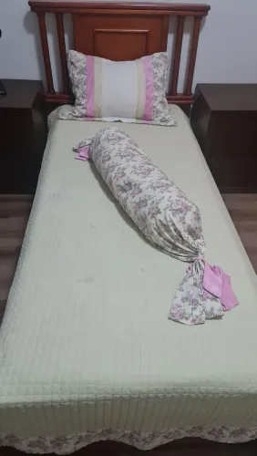 Cama de madeira nobre. Disposta a negociar