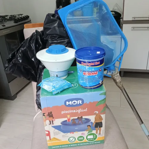 Vendo um kit completo com piscina, capa e produtos para limpar 
